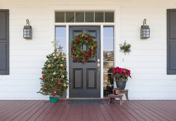 Decoraciones de Navidad en la puerta principal de la casa —  Fotos de Stock