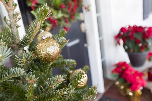 Dekoracje świąteczne na froncie drzwi domu — Zdjęcie stockowe
