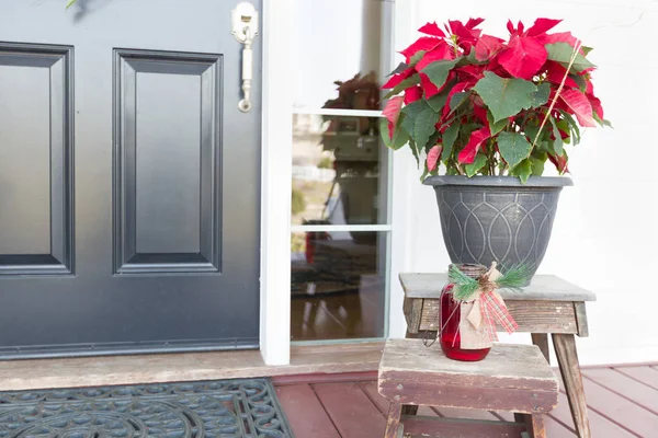 Decorazioni natalizie alla porta d'ingresso della casa — Foto Stock