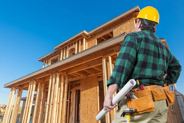 Bauunternehmer vor neuem Holzrahmen auf Baustelle — Stockfoto