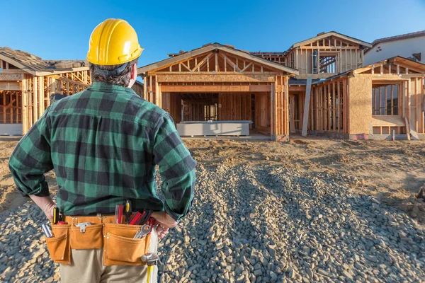 Entreprenör i främre nya huset trä inramning på byggarbetsplatsen — Stockfoto