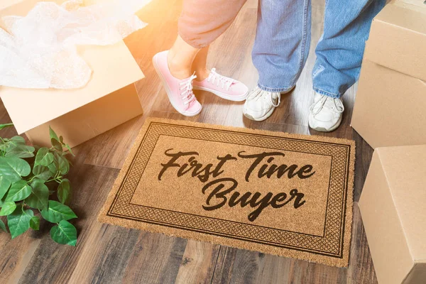 Man en vrouw uitpakken in de buurt van onze eerste keer koper welkom mat, Verhuisdozen en plant — Stockfoto