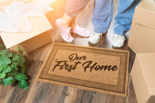 Hombre y mujer desempacando cerca de nuestra primera casa Welcome Mat, cajas móviles y planta —  Fotos de Stock