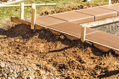 Taze Havuz Bakımı Çimento Ahşap Çerçevenin İçinde Kuruyor