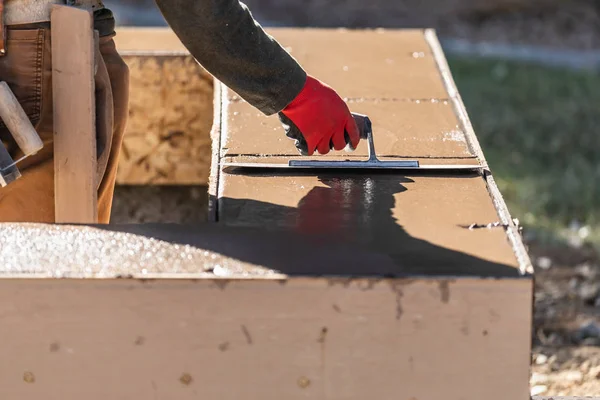 Bauarbeiter mit Spachtel auf nassem Zement umgeben neues Becken — Stockfoto