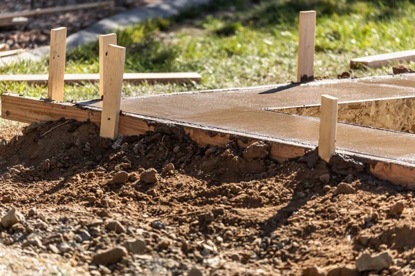 Čerstvý bazén zvládání Cement sušení uvnitř dřeva rámování — Stock fotografie