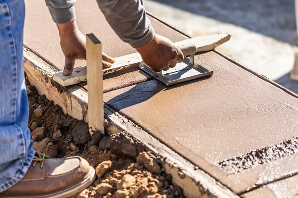 Byggarbetare med hjälp av Hand Groover på våt cement bildar hantera runt ny pool. — Stockfoto