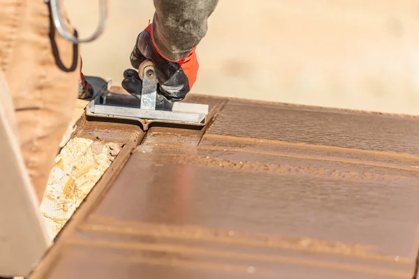 Bauarbeiter mit Hand-Groover auf nassem Zementboden beim Bewältigen des neuen Pools — Stockfoto
