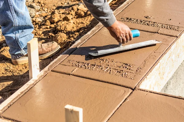 Trabajador de construcción usando paleta en cemento húmedo formando hacer frente a la nueva piscina —  Fotos de Stock