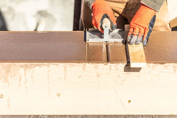 Trabajador de la construcción usando la mano Groover en el cemento húmedo formando hacer frente a la nueva piscina — Foto de Stock