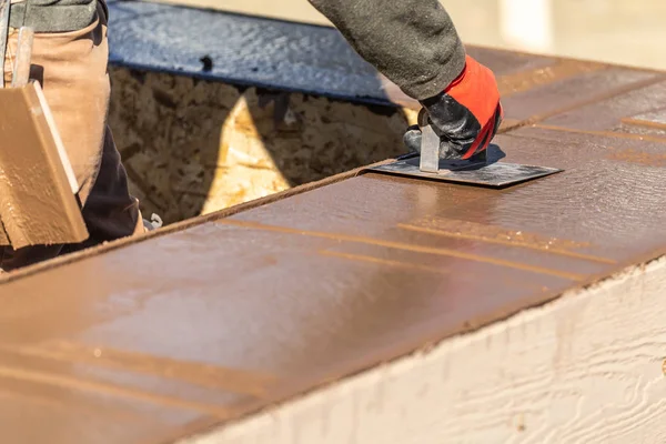 Construction Worker Using Stainless Steel Edger On Wet Cement Forming Coping Around New Pool — Stock Photo, Image