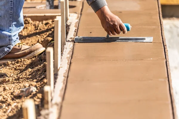 Trabajador de construcción usando paleta en cemento húmedo formando hacer frente a la nueva piscina — Foto de Stock