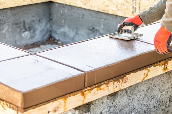 Construction Worker Using Hand Groover On Wet Cement Forming Coping Around New Pool — Stock Photo, Image