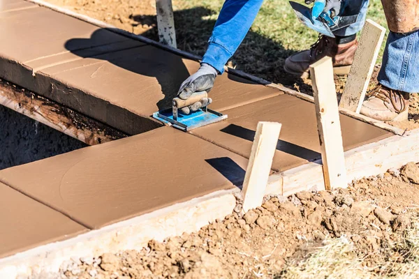 Trabajador de la construcción usando la mano Groover en el cemento húmedo formando hacer frente a la nueva piscina —  Fotos de Stock