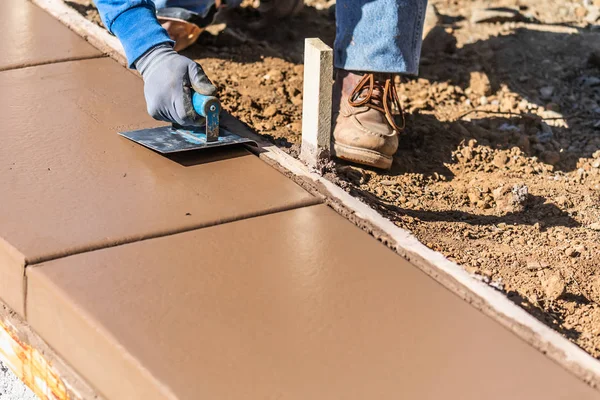 新型池体周围湿法水泥锻造工艺中不锈钢挡板的施工工人 — 图库照片