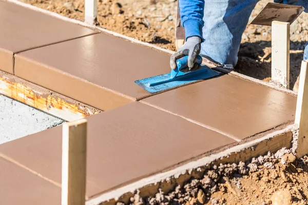 Byggarbetare med hjälp av murslev på våt cement bildar hantera runt ny pool — Stockfoto