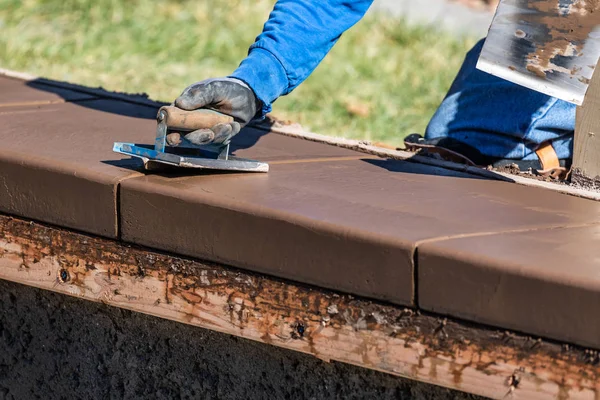Construction Worker Using Hand Groover On Wet Cement Forming Coping Around New Pool. — Stock Photo, Image