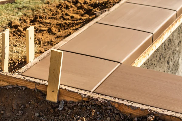Piscina fresca que hace frente al secado del cemento dentro del marco de madera — Foto de Stock