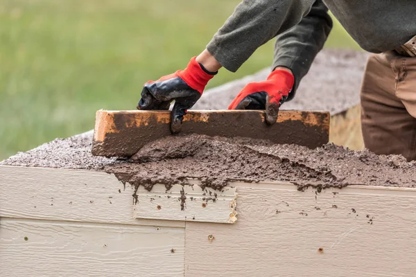 Construction Worker Leveling Wet Cement Into Wood Framing — Stock Photo, Image