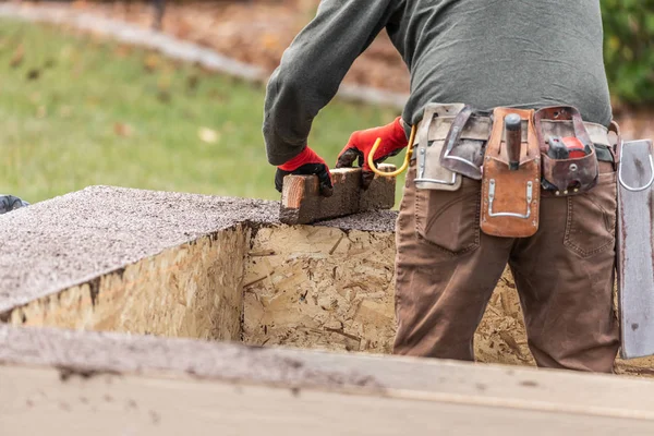 Construction Worker Leveling Wet Cement Into Wood Framing — Stock Photo, Image
