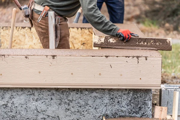 Construção Trabalhador Nivelamento Cimento molhado em moldura de madeira — Fotografia de Stock