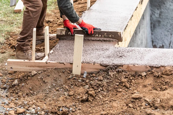 Livellamento del lavoratore edile Cemento bagnato in cornice di legno — Foto Stock