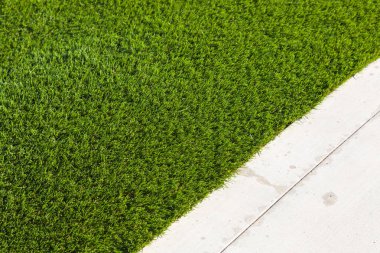 Walkway Yanında Yeni Yüklü Suni Çim
