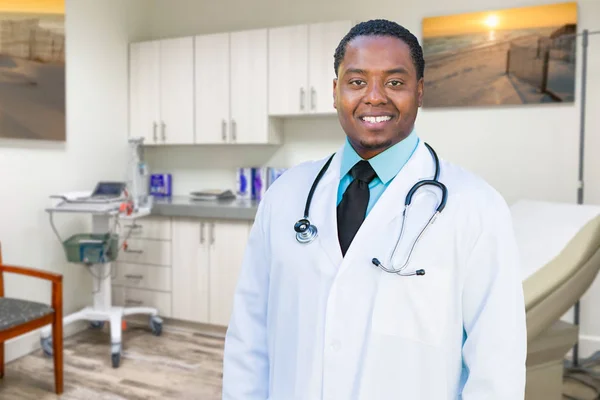 Afro-Americano Doctor de pie en el cargo —  Fotos de Stock