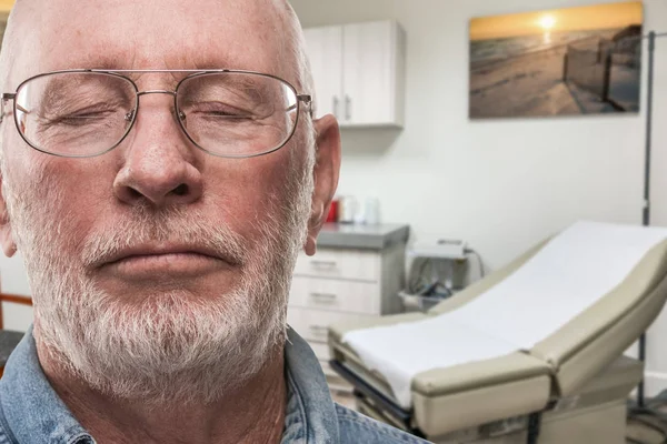 Preocupado Senior Adulto Homem Esperando em Médico Escritório — Fotografia de Stock