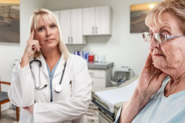 Empatico medico in piedi dietro problematico anziano adulto donna in — Foto Stock