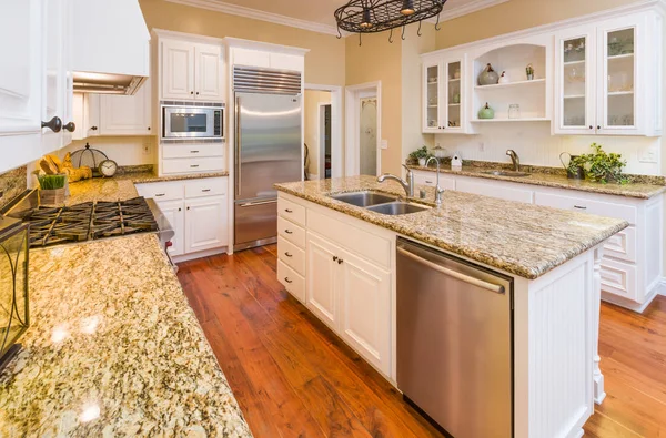 Hermoso interior de cocina personalizada con pisos de madera dura —  Fotos de Stock