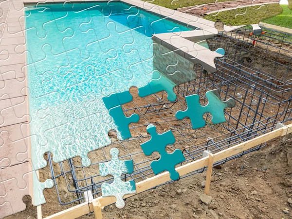 Puzzleteile, die zusammenpassen, offenbaren den fertigen Pool-Bau über der Konstruktion — Stockfoto