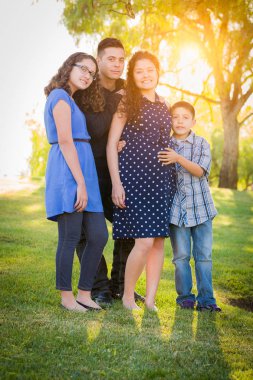 İspanyol Hamile Aile Portre Outdoors