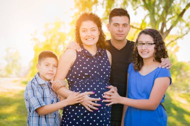 İspanyol Hamile Aile Portre Outdoors