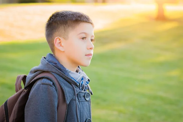 Unga spansktalande pojke gå utomhus med ryggsäck — Stockfoto