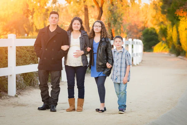 Familia embarazada hispana caminando por el camino — Foto de Stock