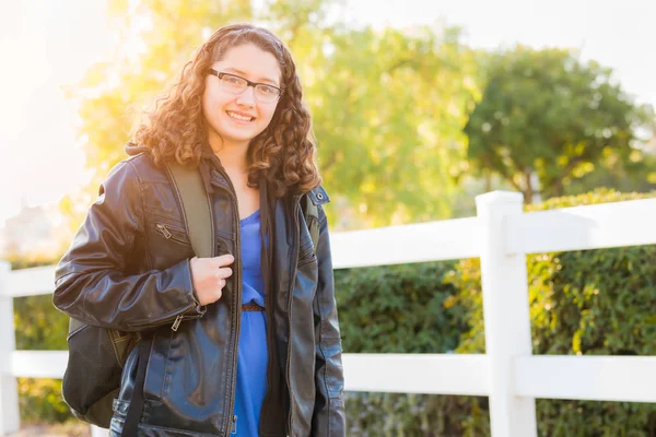 Jonge Hispanic meisje wandelen buitenshuis met rugzak — Stockfoto