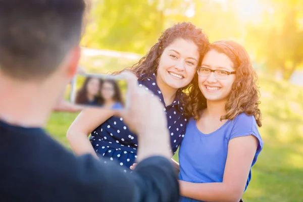Pai hispânico tirando foto de mãe e filha com celular — Fotografia de Stock