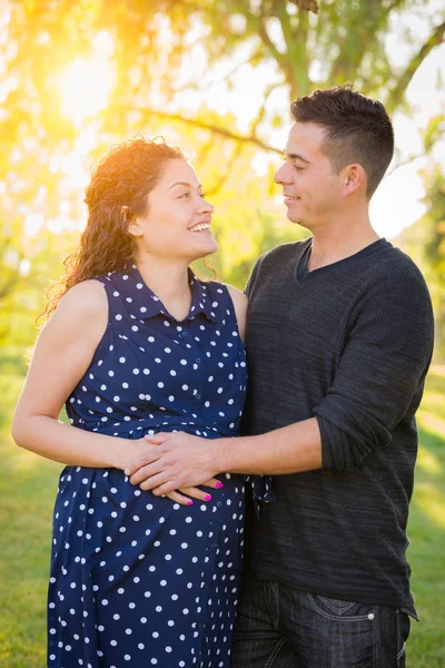 ヒスパニック妊娠中の若いカップルの肖像画屋外 — ストック写真