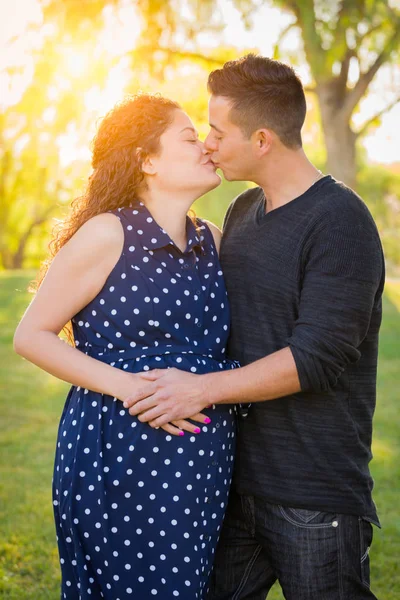 Hispano embarazada joven pareja retrato al aire libre —  Fotos de Stock