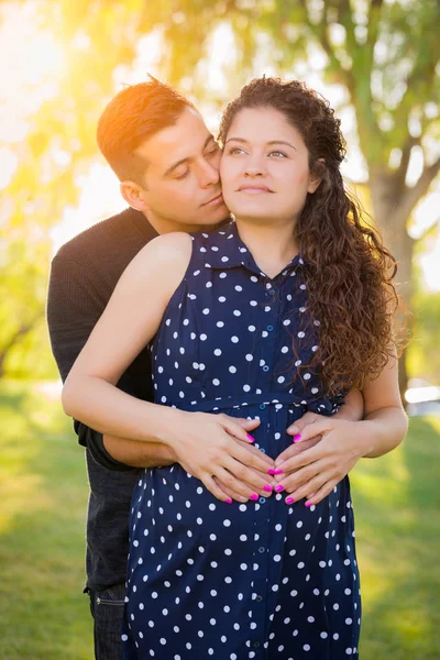 Іспаномовні вагітні молода пара портрет на відкритому повітрі — стокове фото
