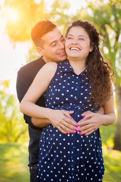 Hispano embarazada joven pareja retrato al aire libre —  Fotos de Stock