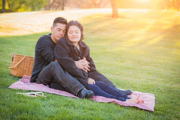 Spaans zwanger jong koppel portret buitenshuis — Stockfoto