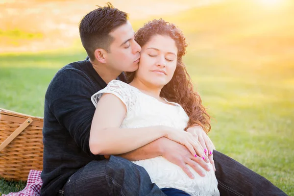 Hispânico grávida jovem casal retrato ao ar livre — Fotografia de Stock