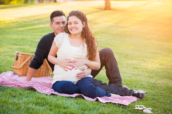 Hispânico grávida jovem casal retrato ao ar livre — Fotografia de Stock