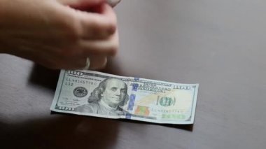 100 Dolar Sayan Kadının Elleri Masada Para Çıkartıyor