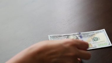 100 Dolarlık Faturaları Sayan Kadın Elleri Masada Erkekler İçin Para Çıkartıyor