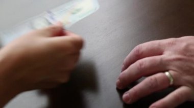 100 Dolarlık Faturaları Sayan Kadın Elleri Masada Erkekler İçin Para Çıkartıyor