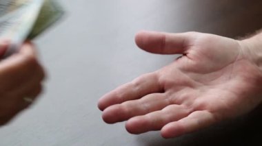 100 Dolarlık Faturaları Sayan Kadın Elleri Masada Erkekler İçin Para Çıkartıyor