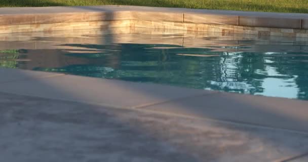 Résumé Eau Pont Piscine Paisible Soleil Après Midi — Video